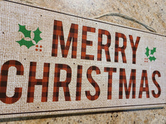 Center removable Merry Christmas sign on wreath