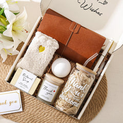 Aromatic soy wax candle included in the gift set