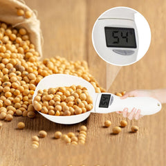 Digital measuring spoon displaying 800g capacity on LCD screen