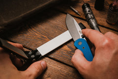 Fine-grit ceramic honing plate with 25° guides for edge finishing