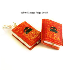 Laser-cut wood frame measures 8x8 cm