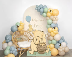 Neutral balloons arch included in Winnie kit