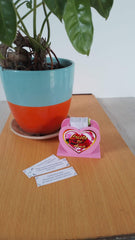 Caja con forma de corazón y tarjetas bíblicas para decorar oficina
