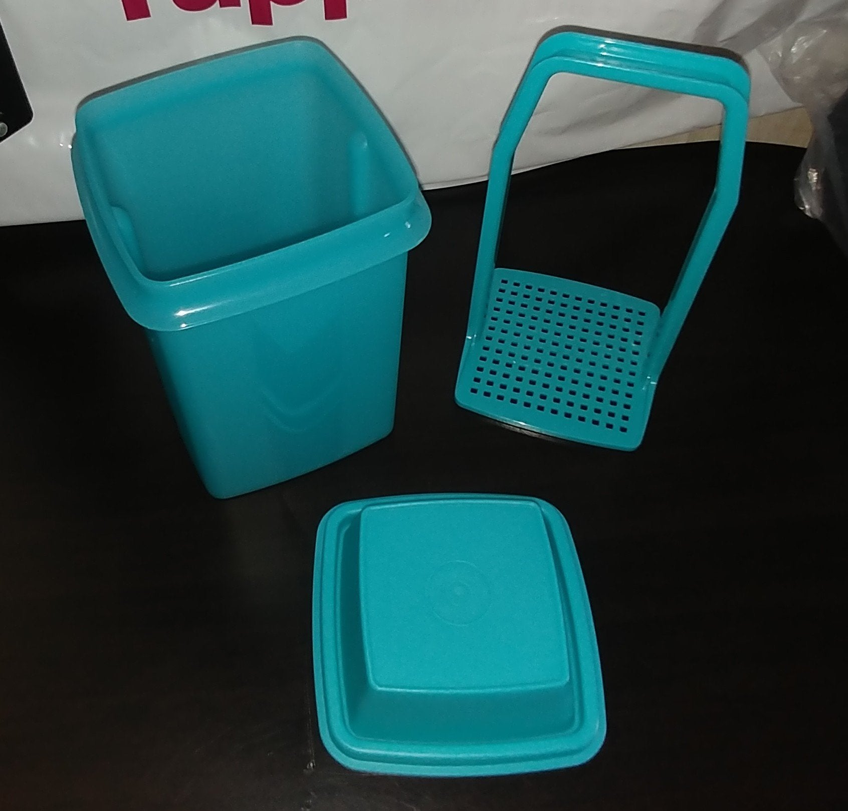 Tupperware Pick a Deli Pickle Olive Keeper Aqua 4 Cup container