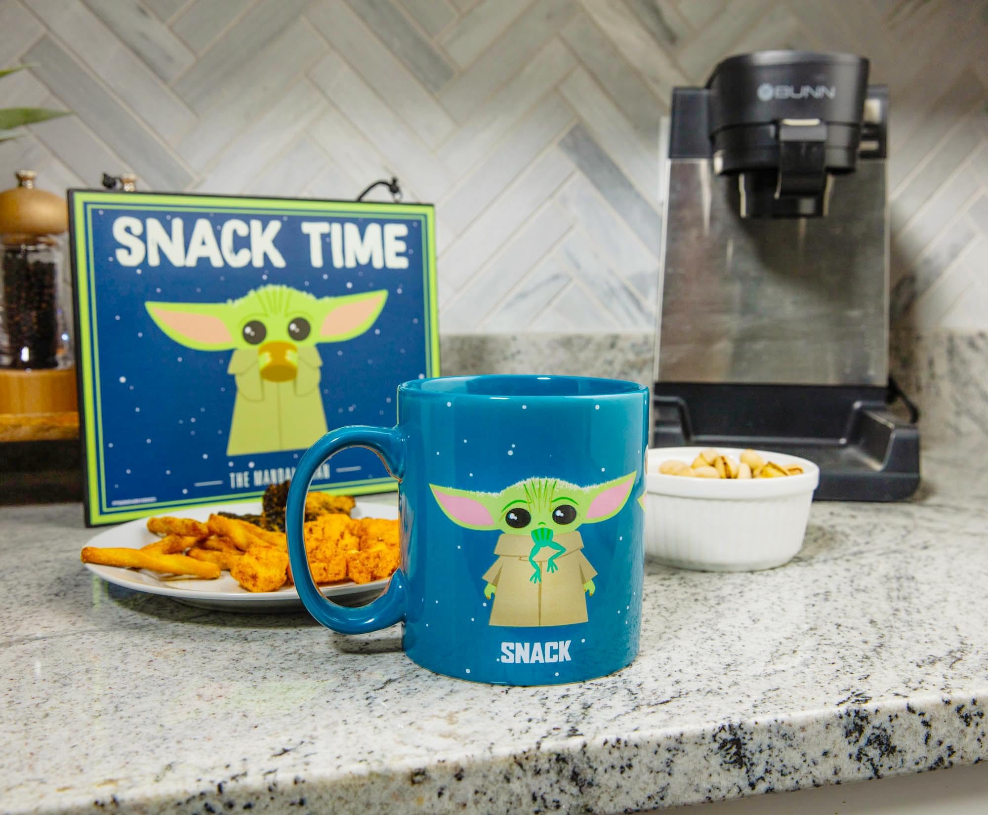 Mandalorian Baby Yoda mug suitable for desk decor