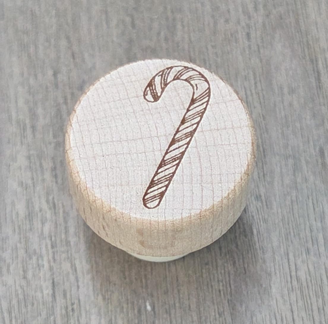 Snowflake and Christmas tree motif stopper from wooden set