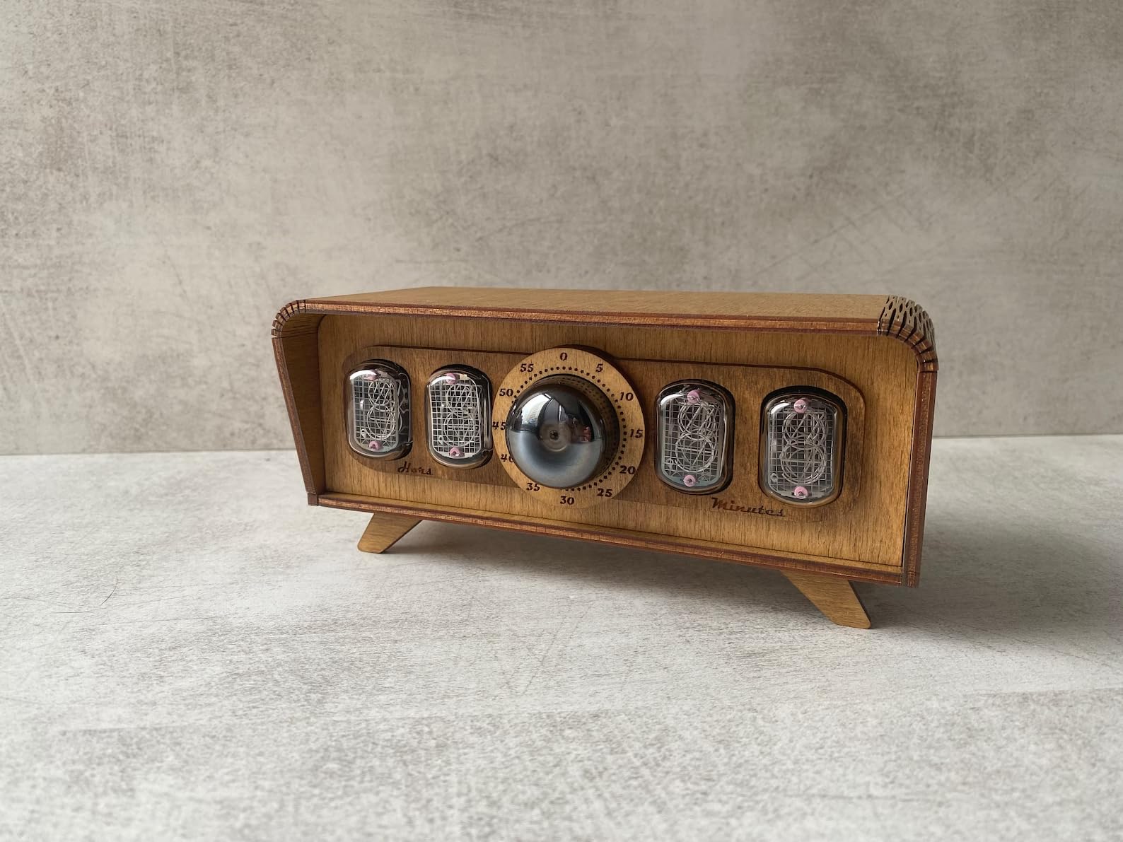 Alarm function included in retro nixie clock