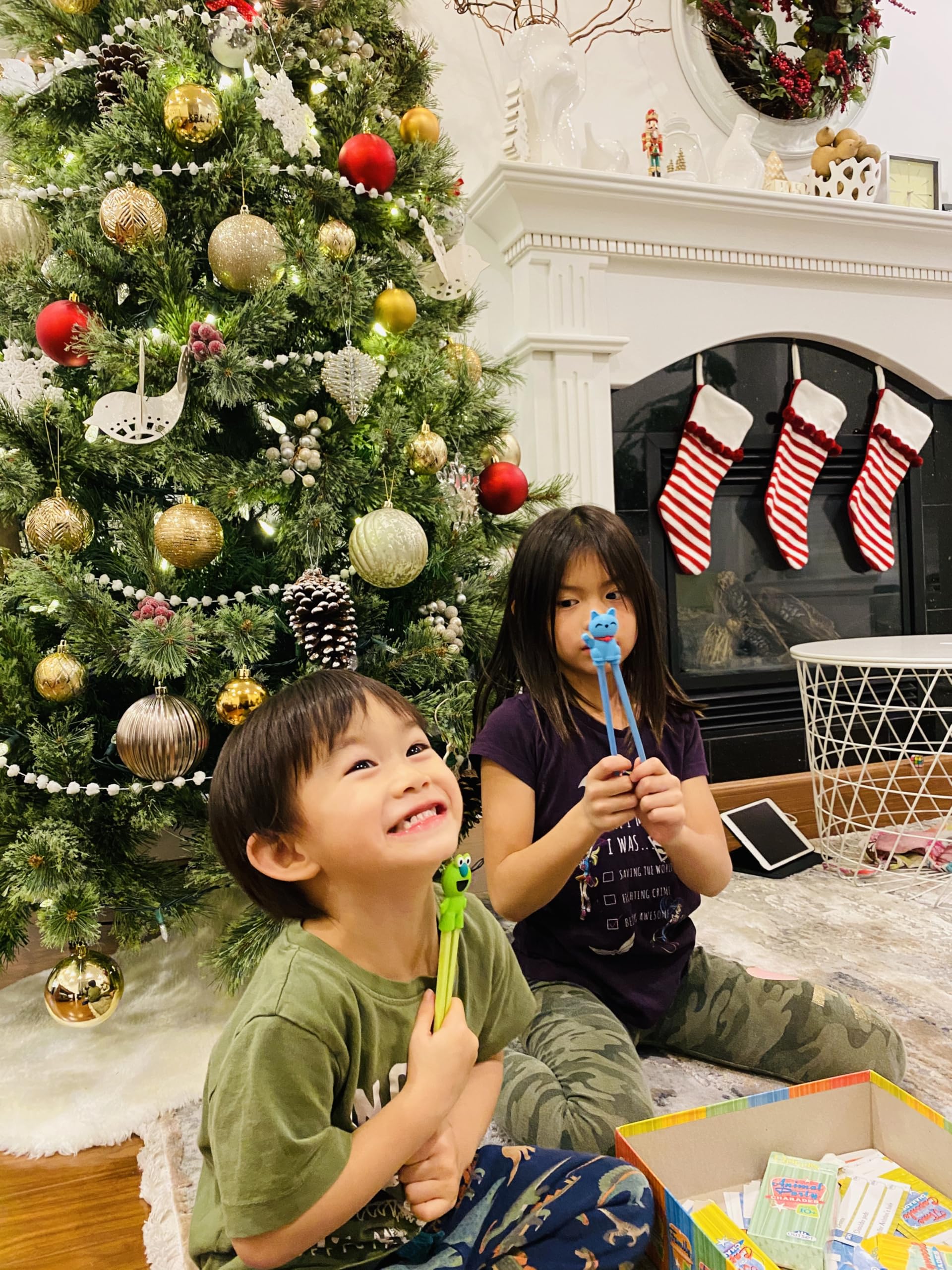 Removable finger helpers for training chopsticks set