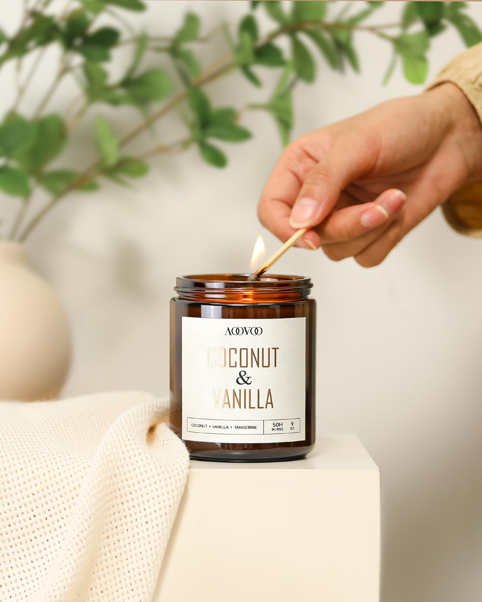 AOOVOO gold text candle jar elegant gift design