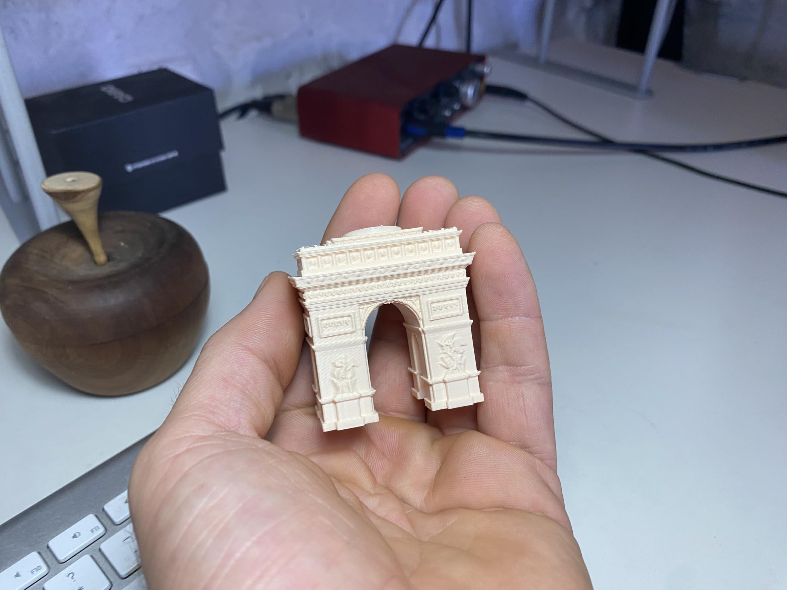 Desk decor Arc De Triomphe model resting on a shelf