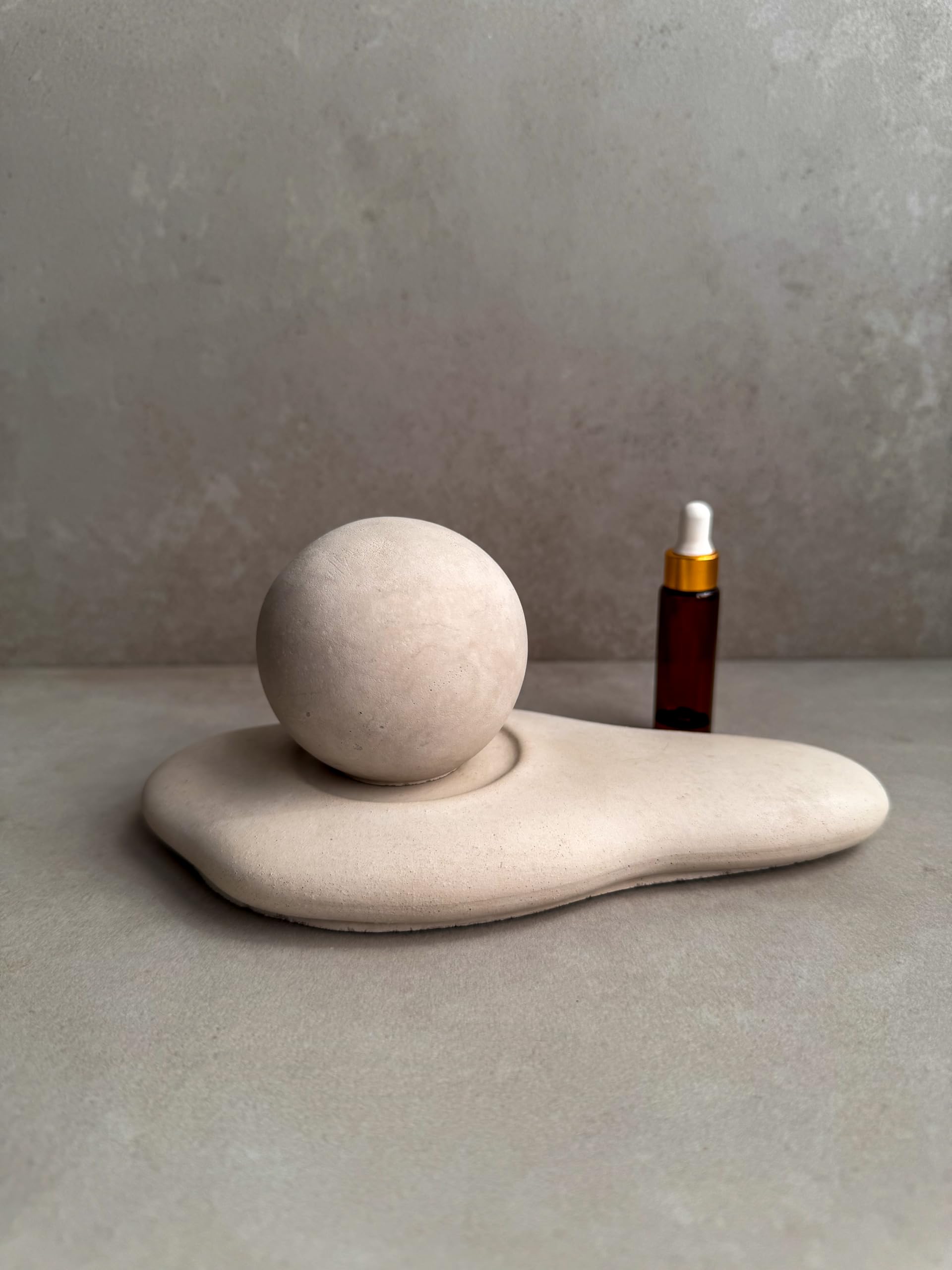 Aromatherapy sphere diffuser with separate base image