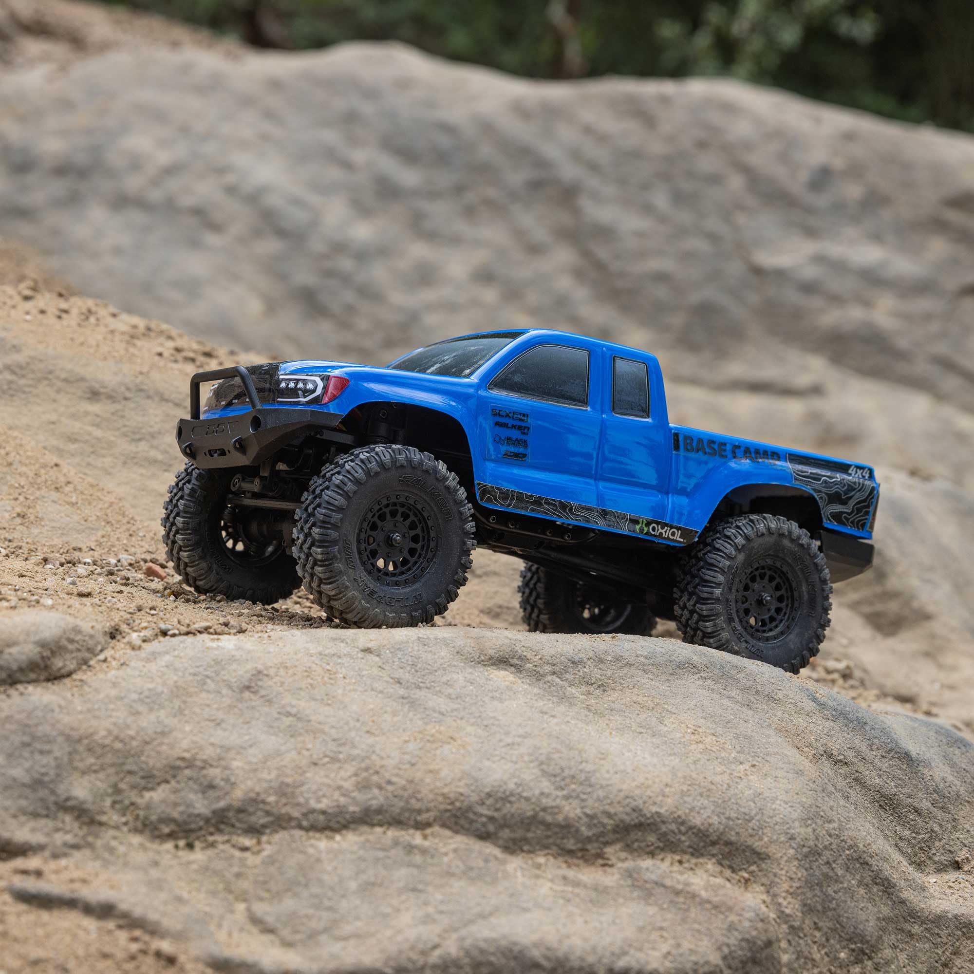 Axial AXI-1219T2 1/24 blue RC Truck brushed body side view