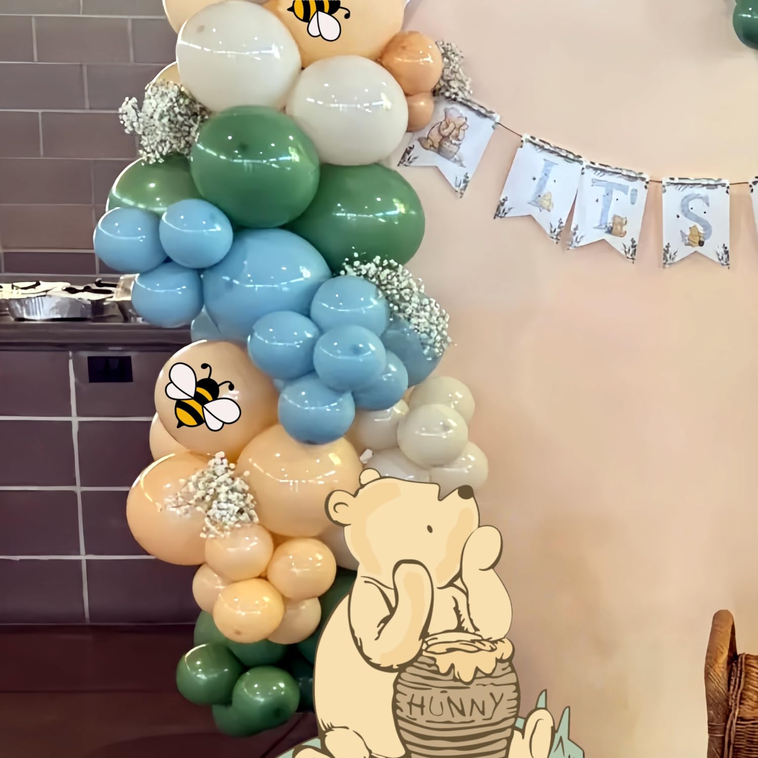 Bee stickers included in Winnie decor set