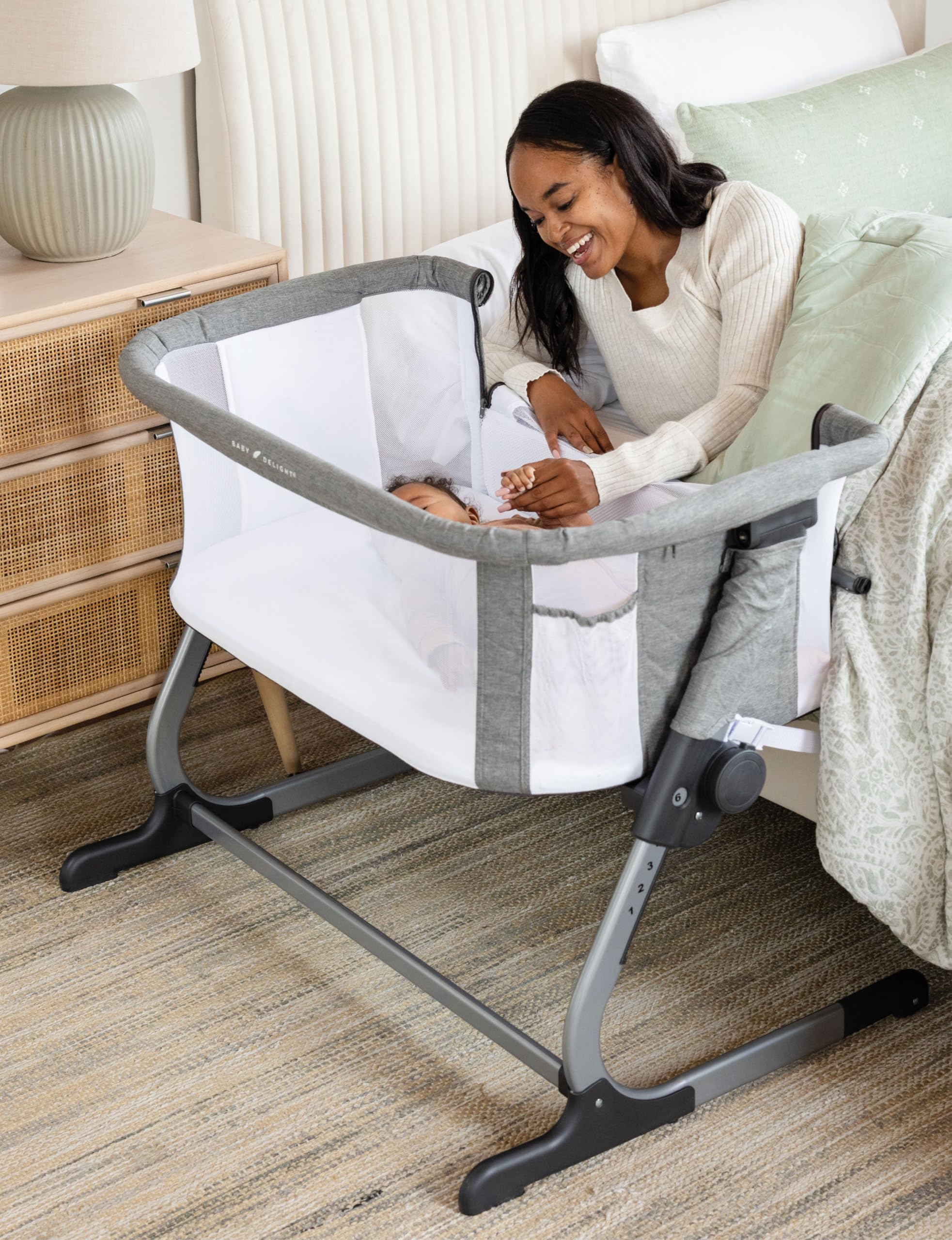 Beside Me Dreamer Bassinet bassinet mode with breathable mesh walls
