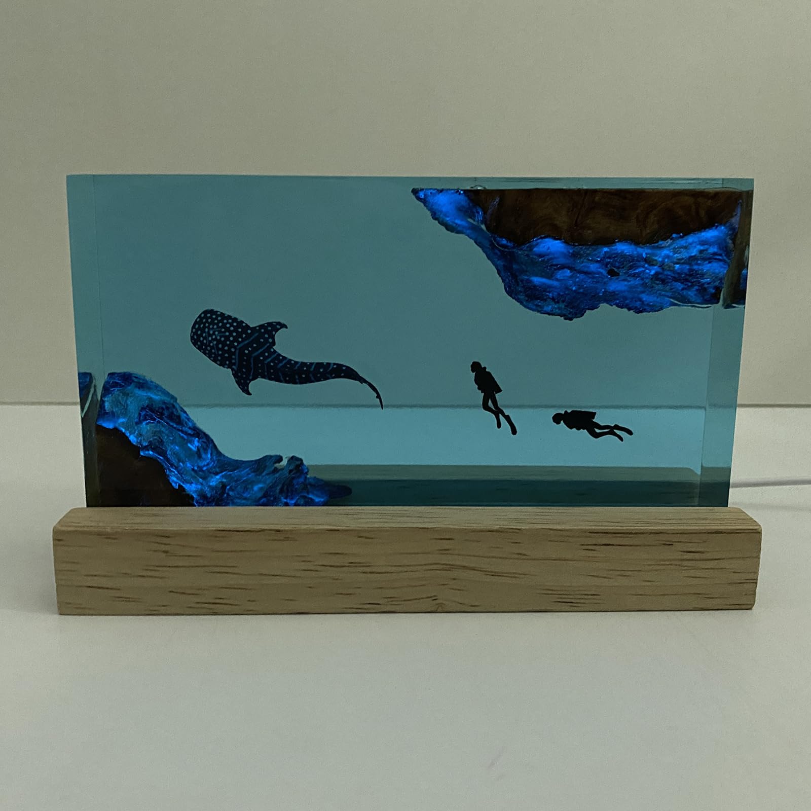Birthday gift epoxy resin ocean lamp with divers and whale shark