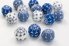 Set of 3 blue and white felt balls for decor