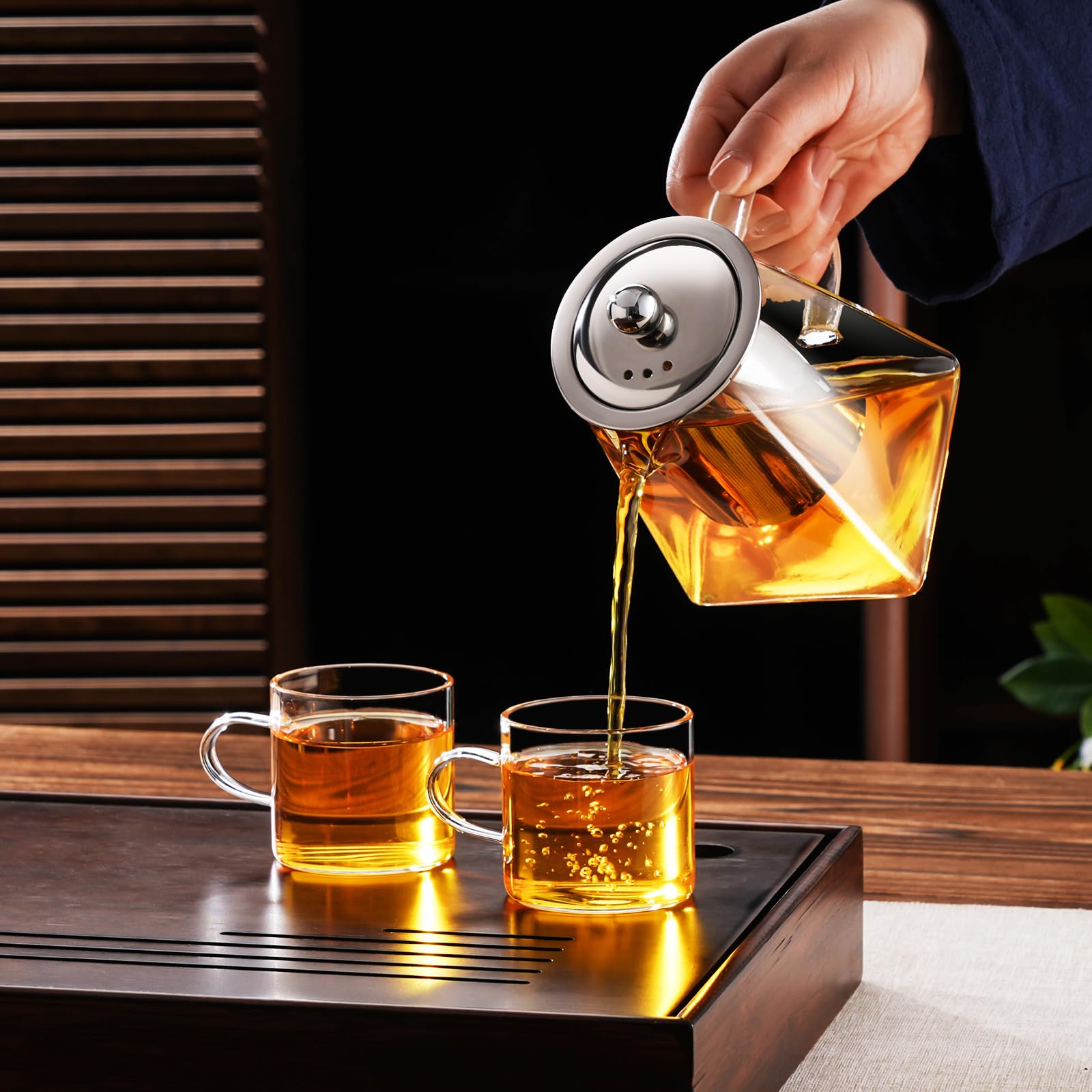 Ergonomic one-handed design and eagle beak pour spout