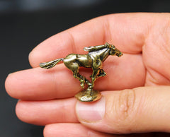 Compact mustang collectible statue measuring 1.57 in long
