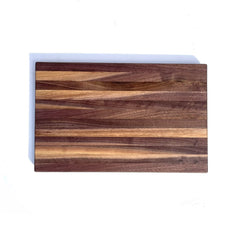 edge grain cutting board with rubber feet and built in handles