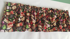 Cajun style kitchen valance close up