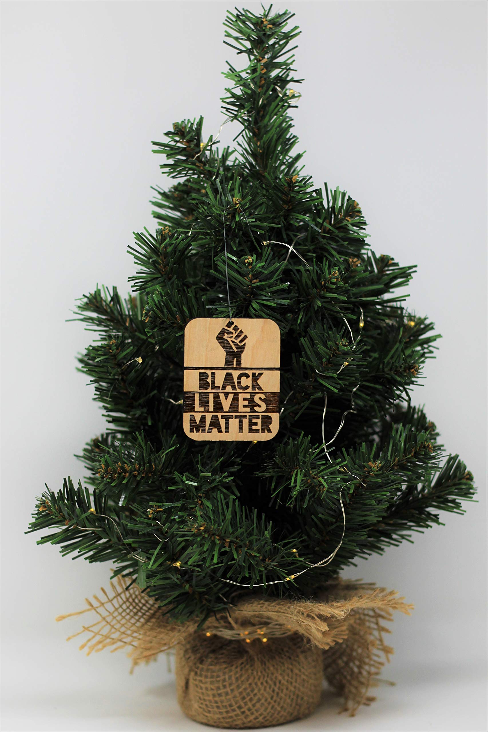 Collectible wood Christmas ornament design for trees