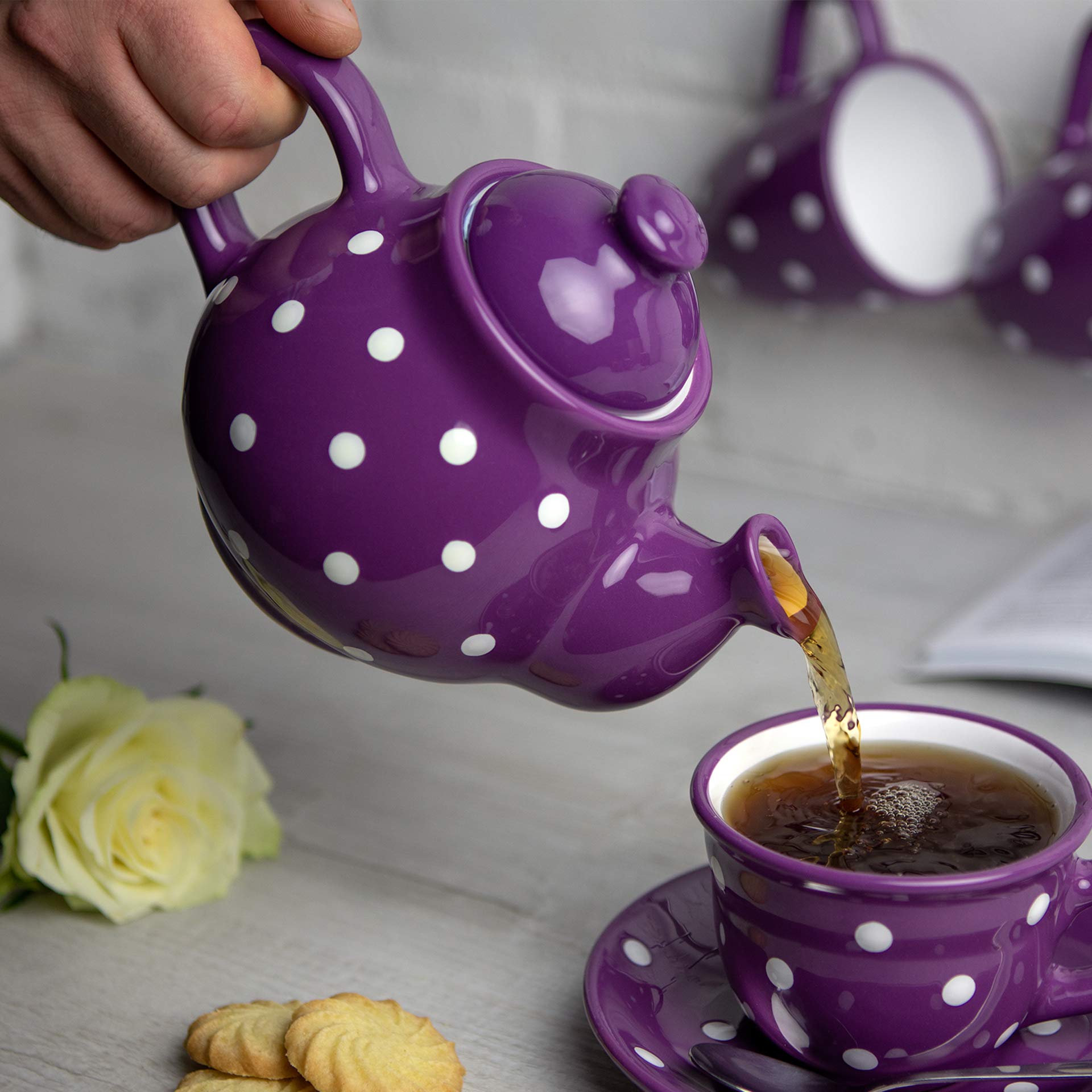 City to Cottage teapot with 26 oz capacity for tea