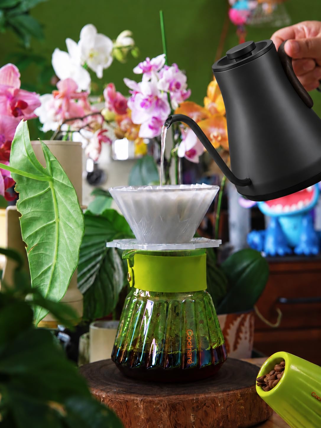 Cocinare FLOW B9 0.9L capacity kettle showing gooseneck spout