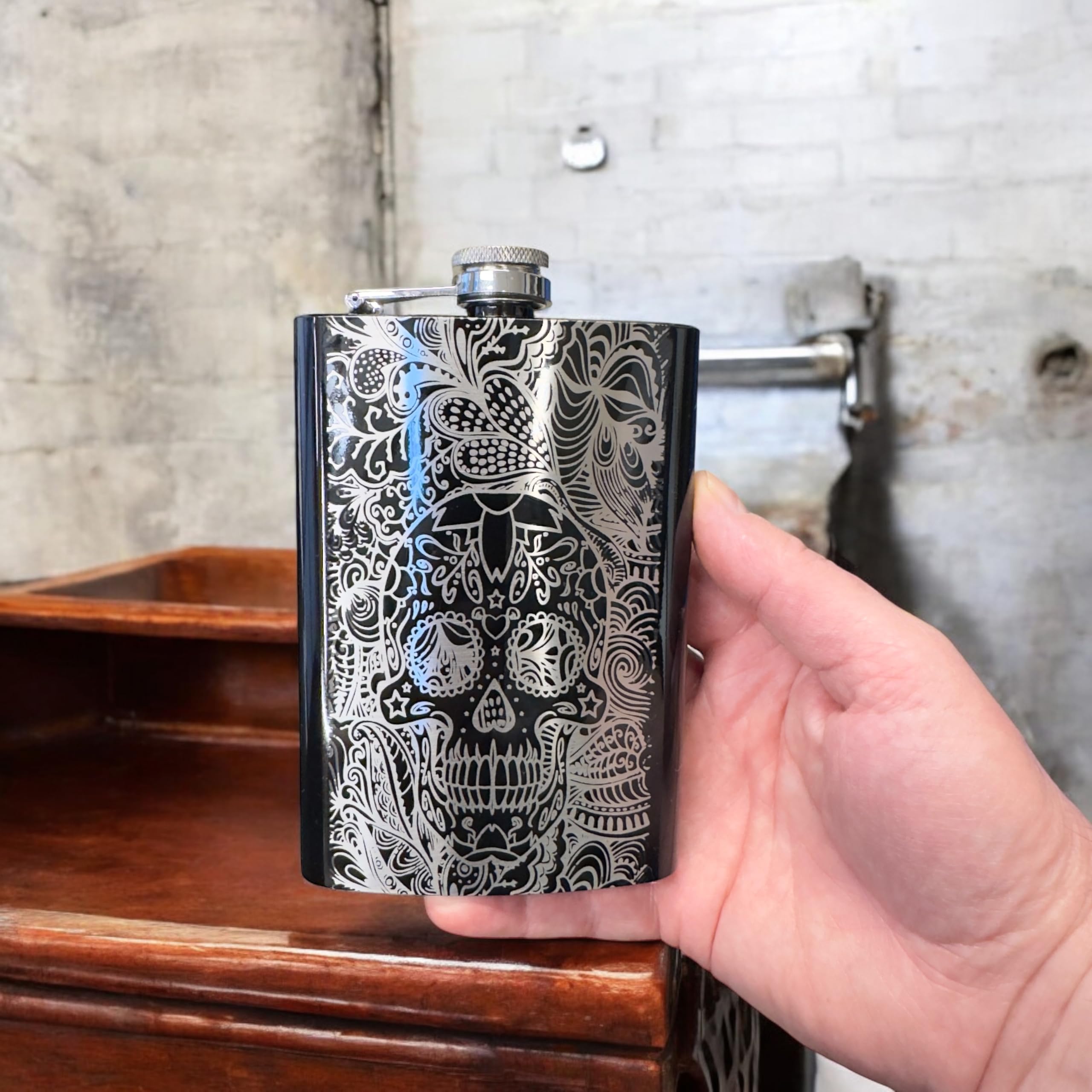 Leak proof screw top lid on black sugar skull flask