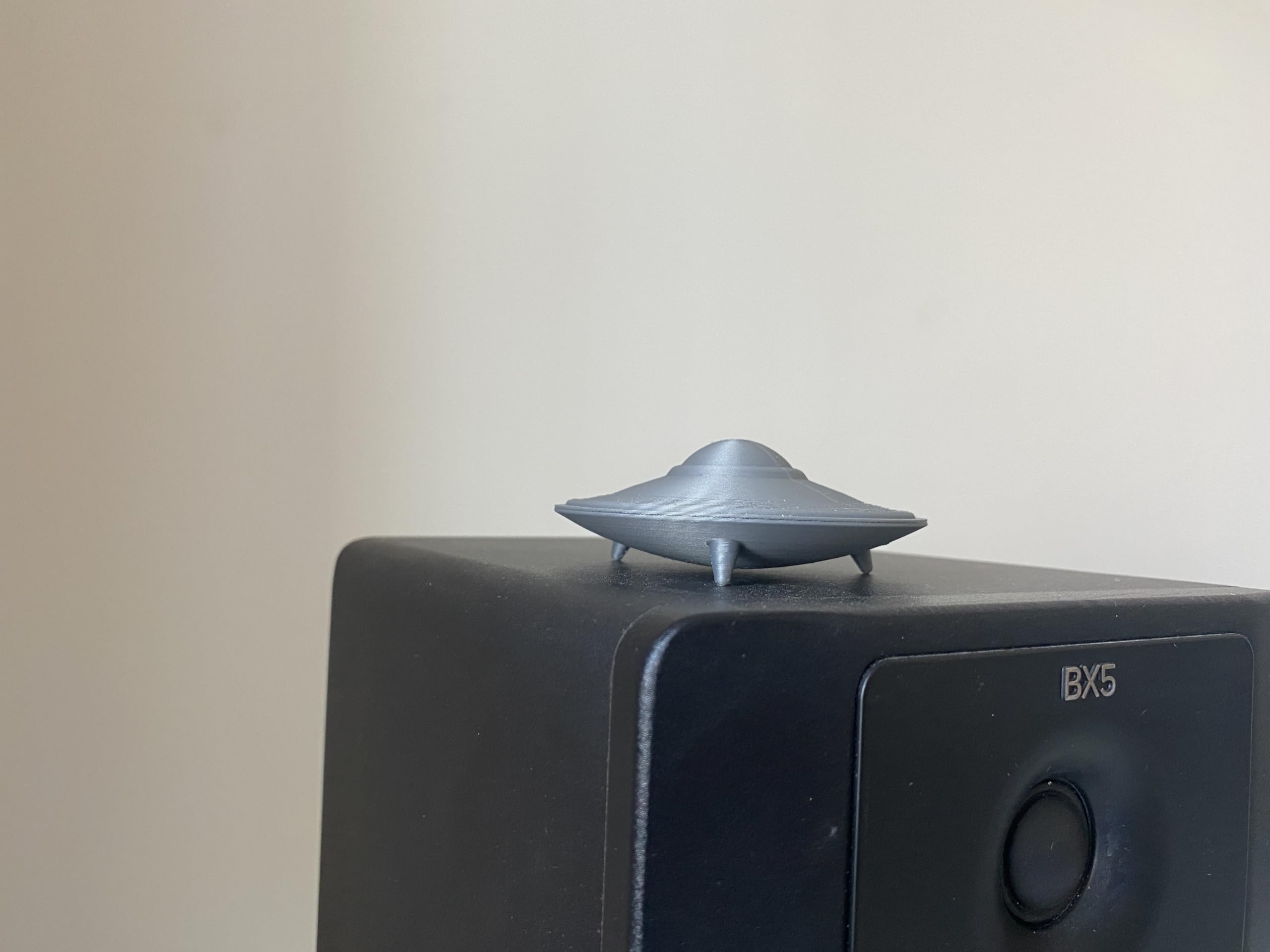 Compact UFO desk decor 3.1x3.1x1.2 inches