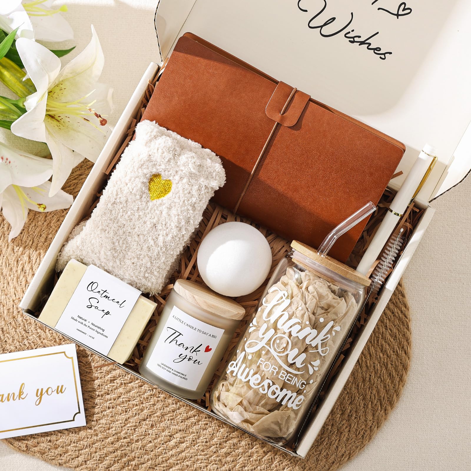 Aromatic soy wax candle included in the gift set