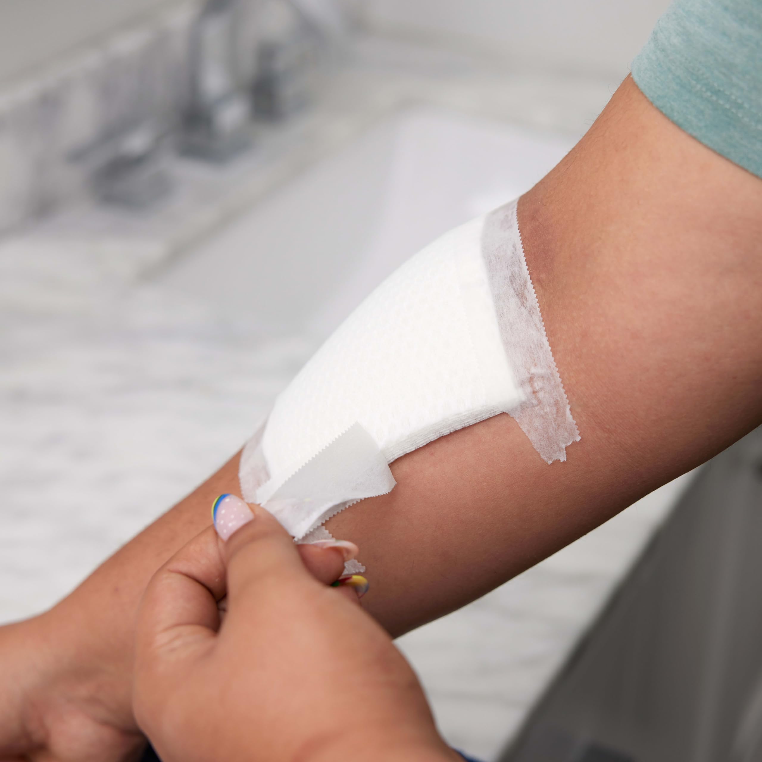 Quilt-Aid Technology gauze pad with deep pockets BAND-AID