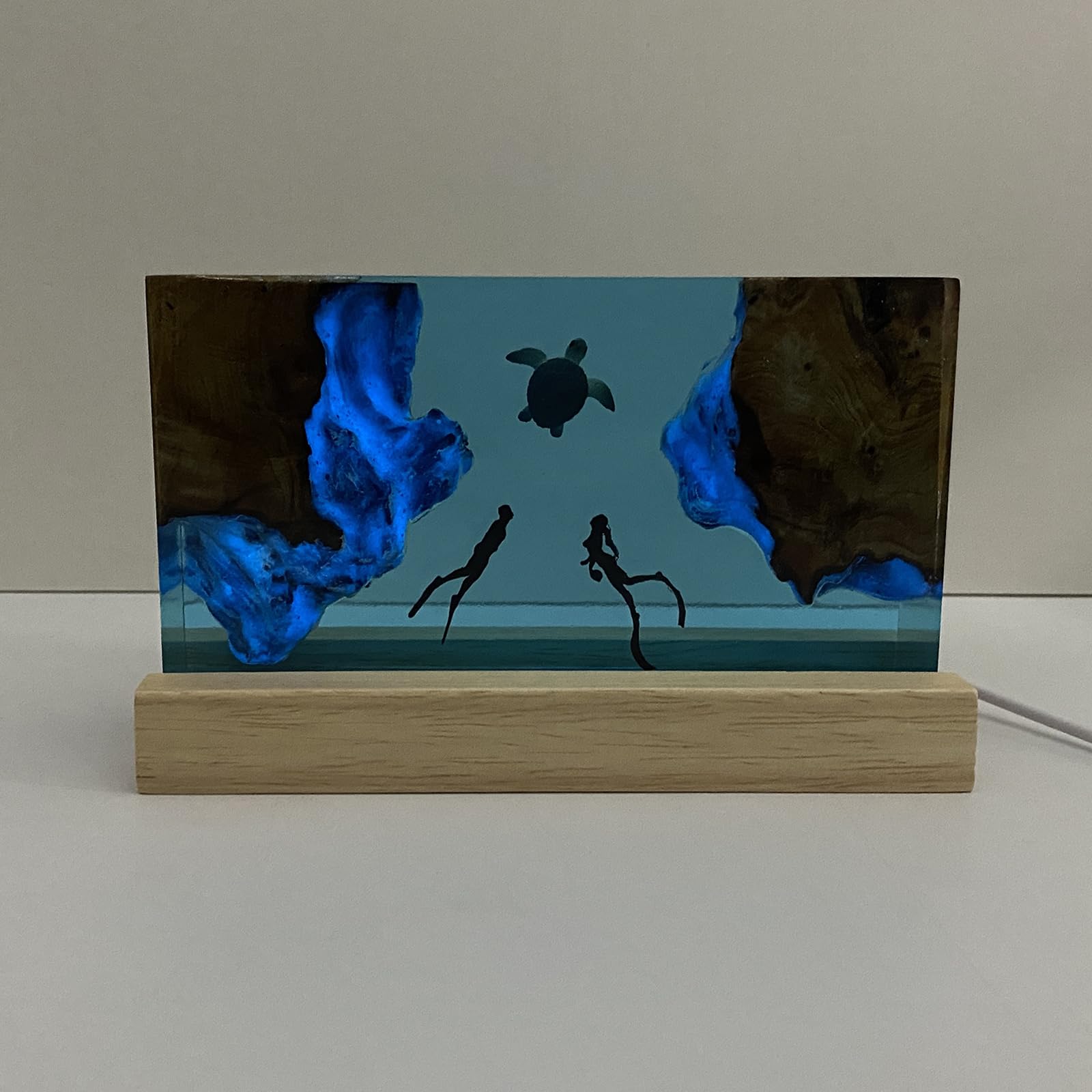Decorative resin night light suitable for shelves