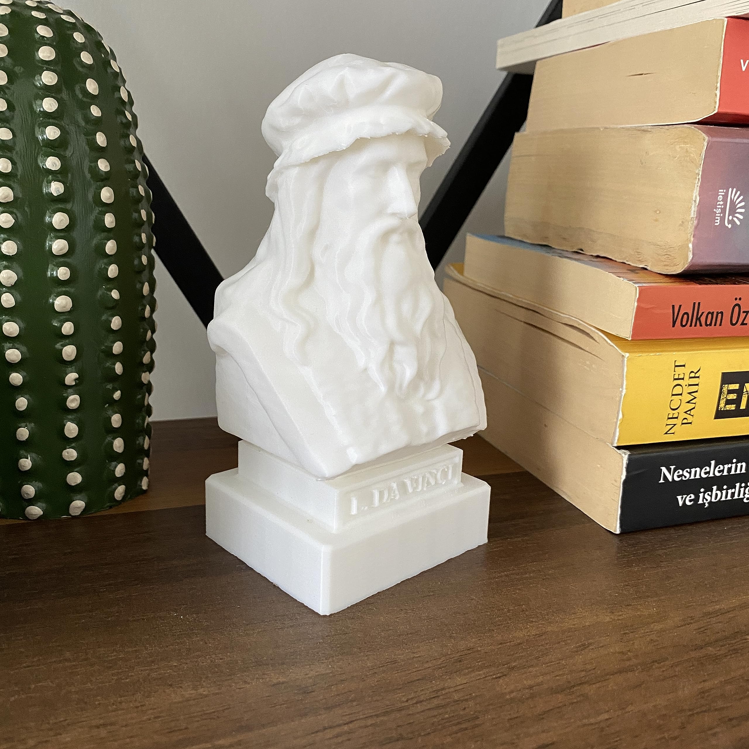 Decorative bust of Leonardo da Vinci for bookshelf
