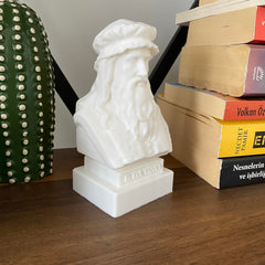 Decorative bust of Leonardo da Vinci for bookshelf