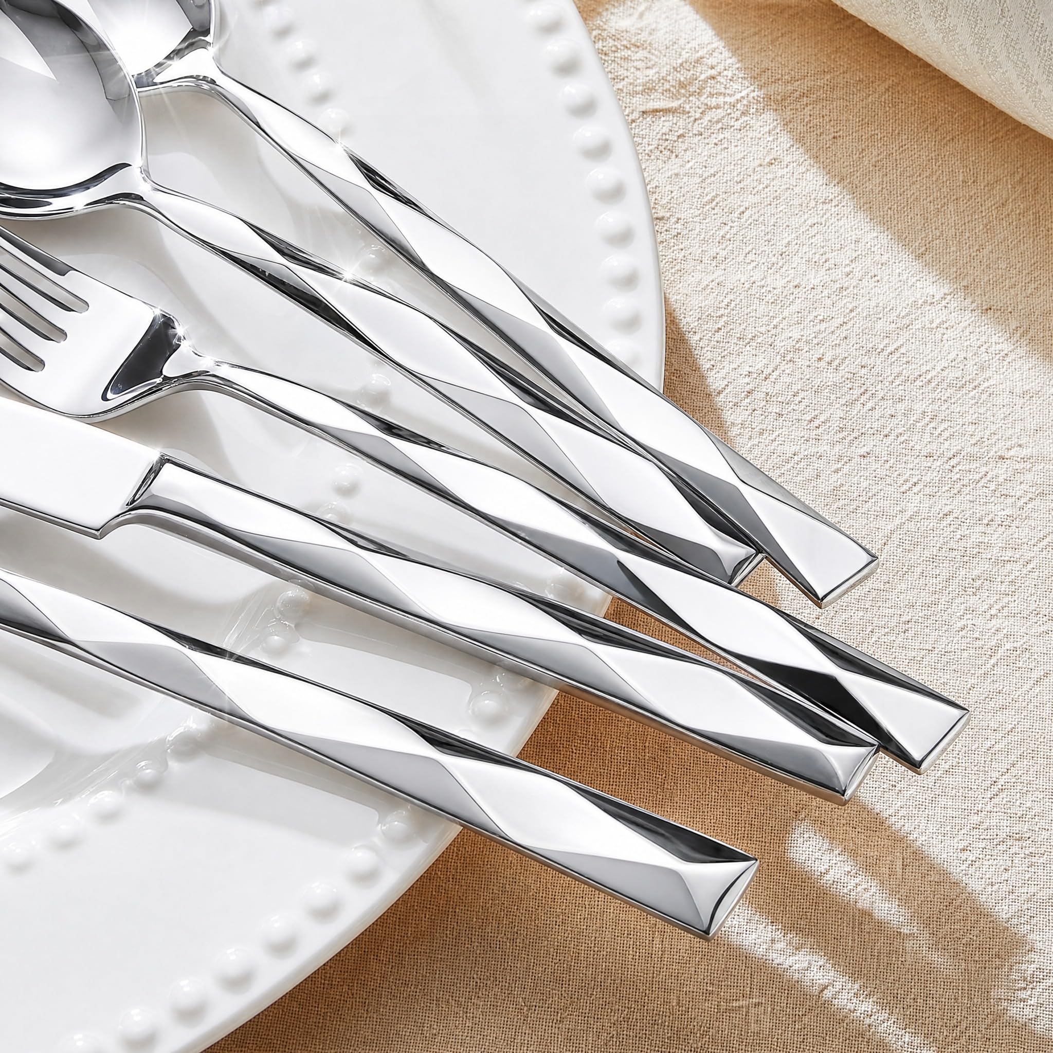 3D Diamond-Faceted Handle flatware design