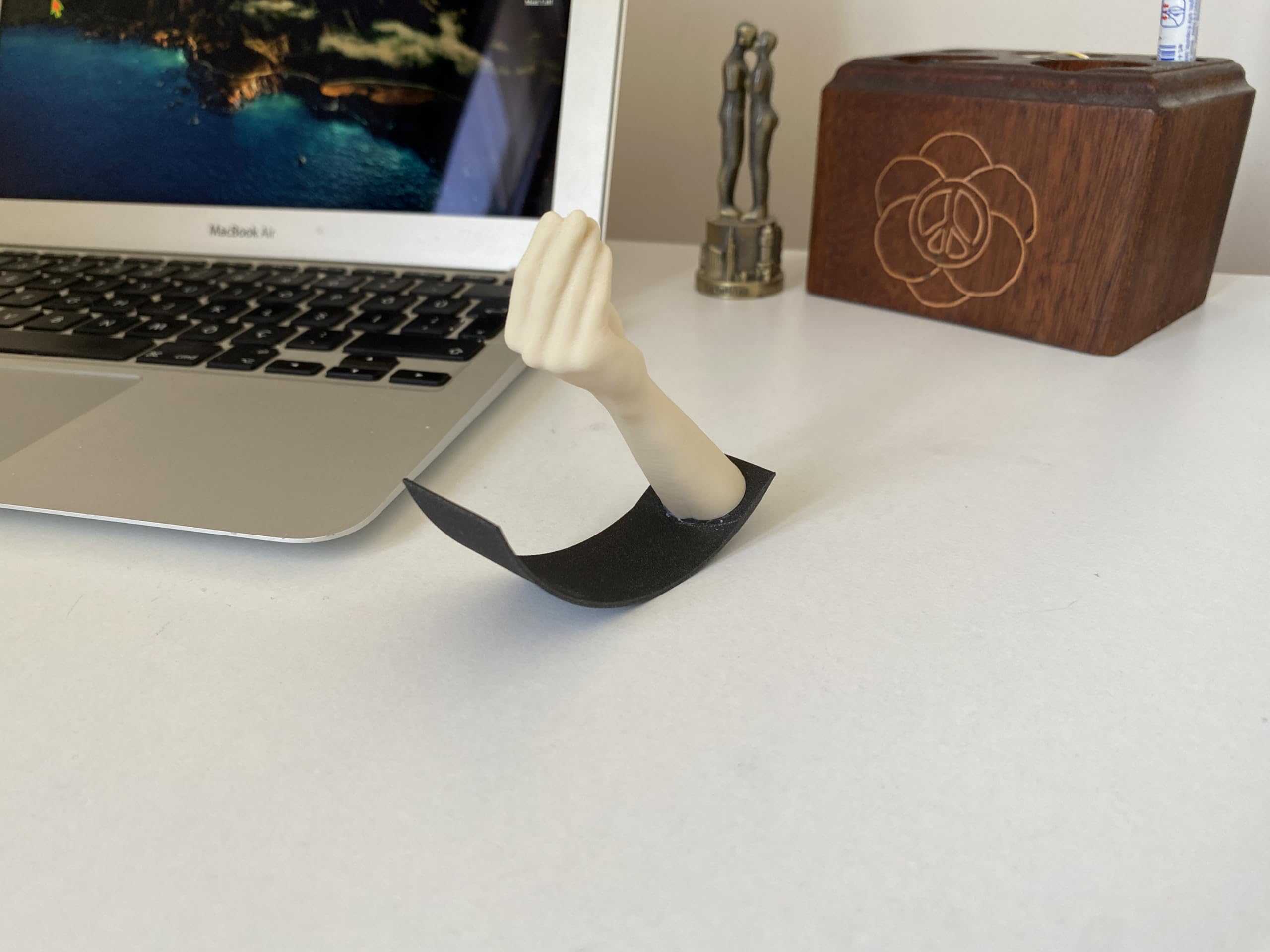 Dimensions 2,7 x 3 x 1 in desk figurine