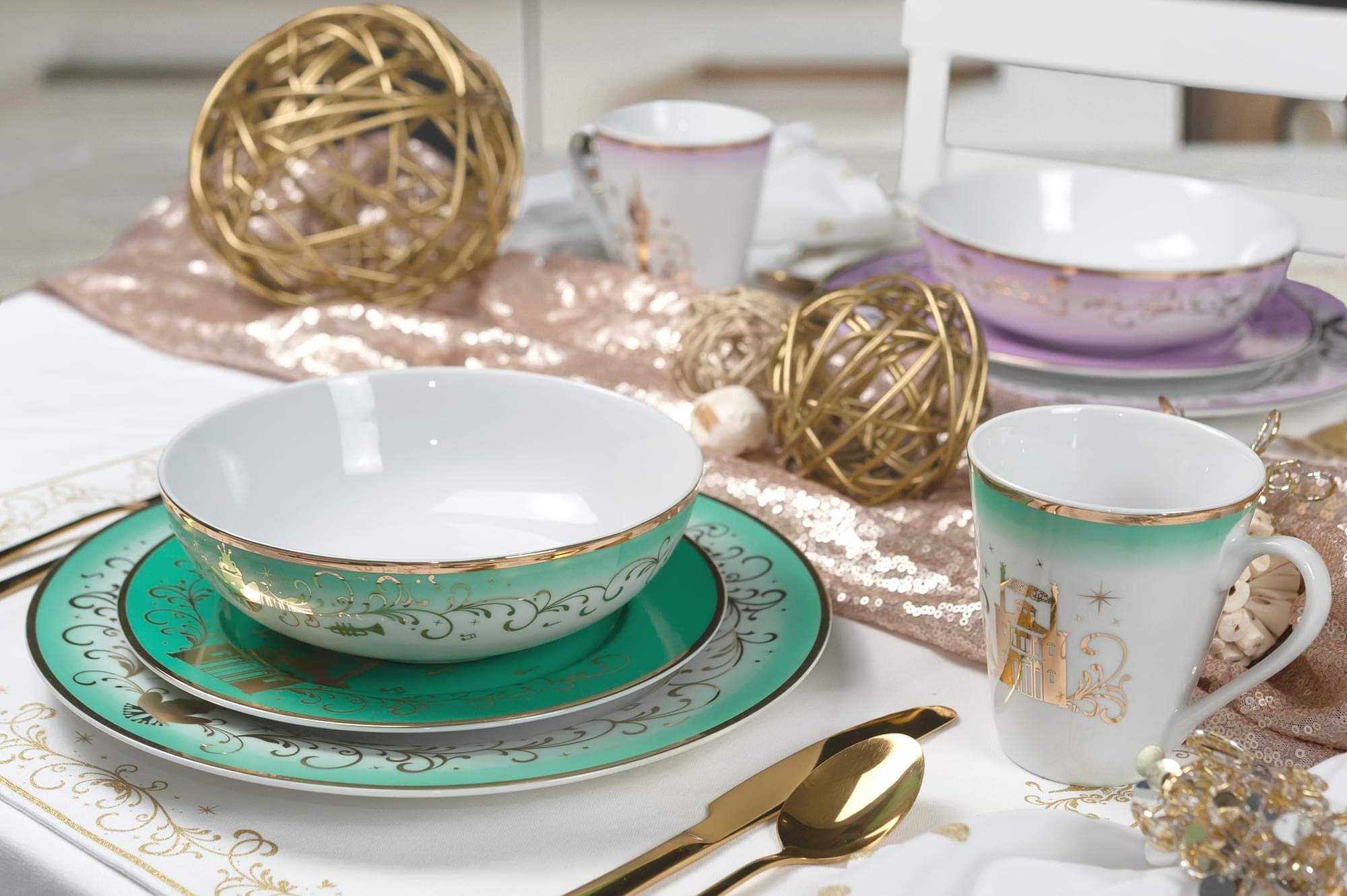 mugs bowls and plates included in Disney set