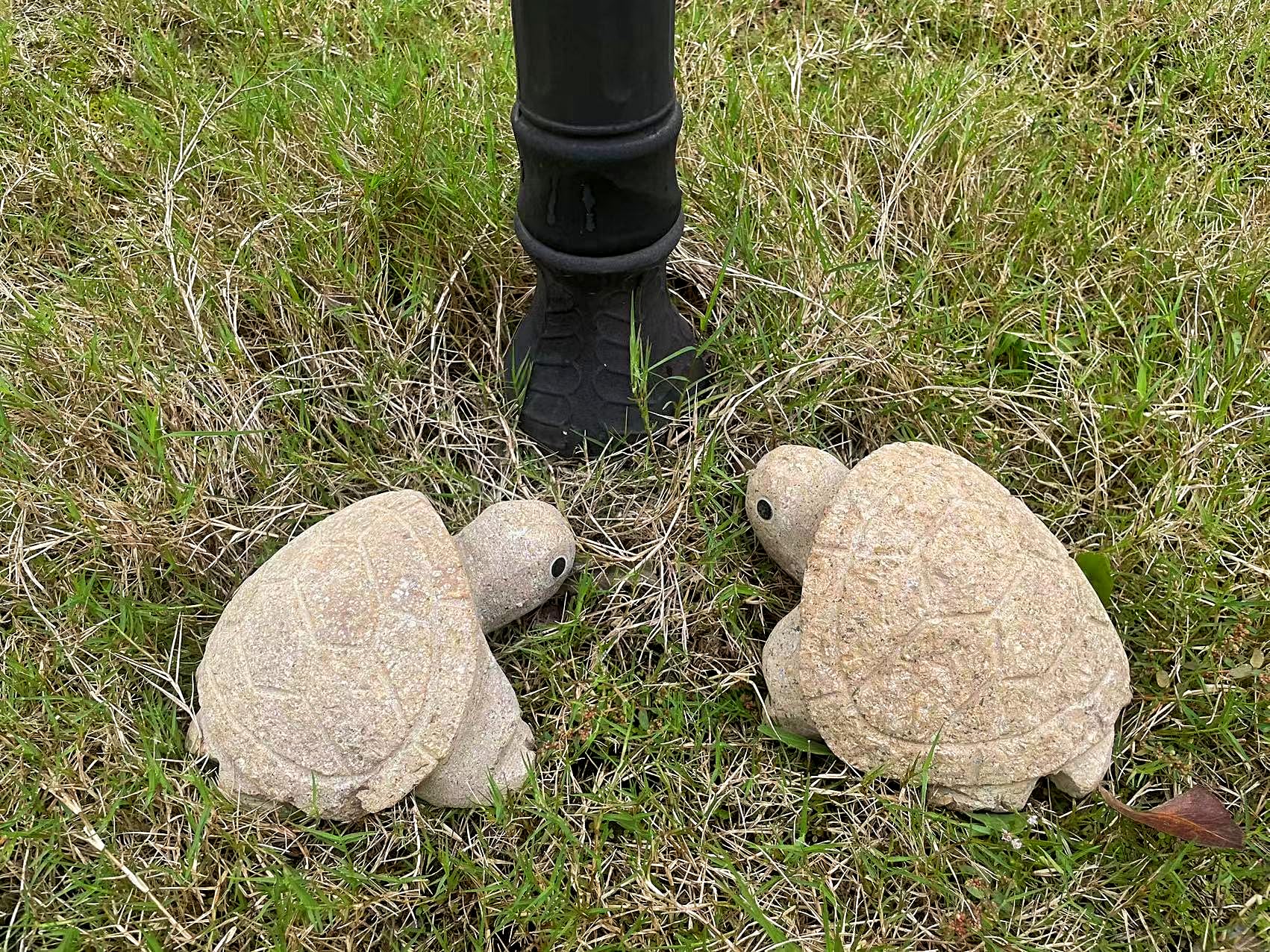 Natural stone turtle figurine suitable for memorial or gift