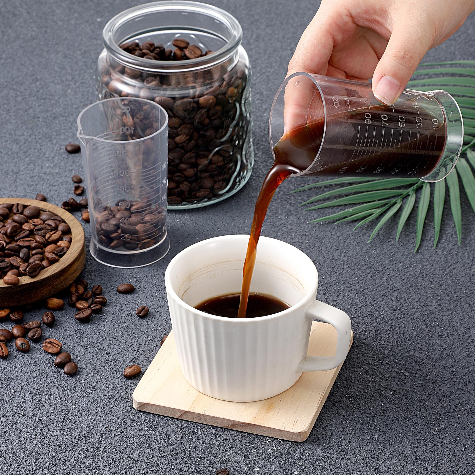 Lightweight compact beaker cups suitable for home salon dyeing
