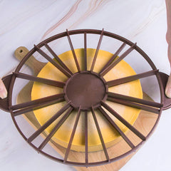 Cake divider with ergonomic handles for comfortable grip