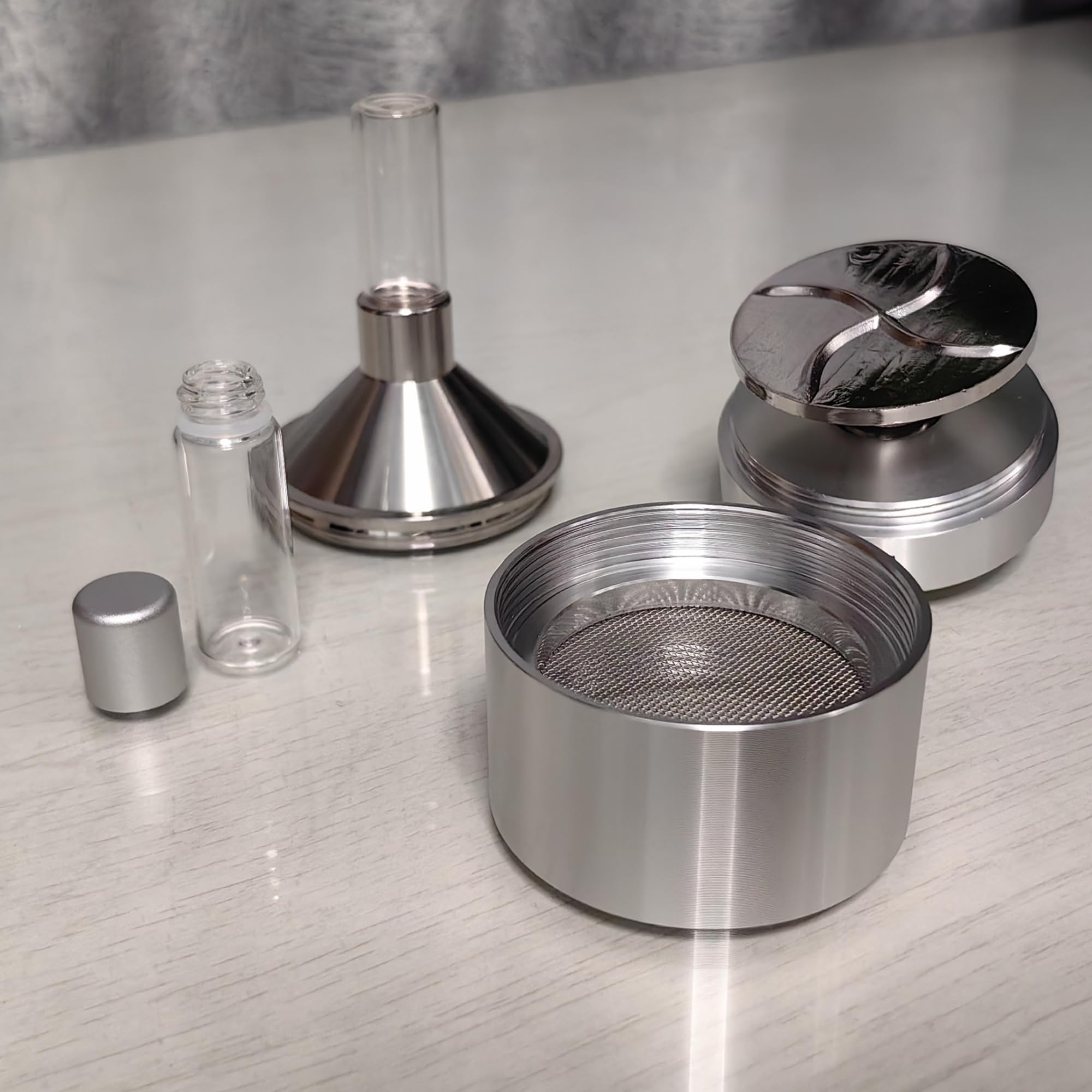 Durable kitchen grinder for pepper salt and dried herbs