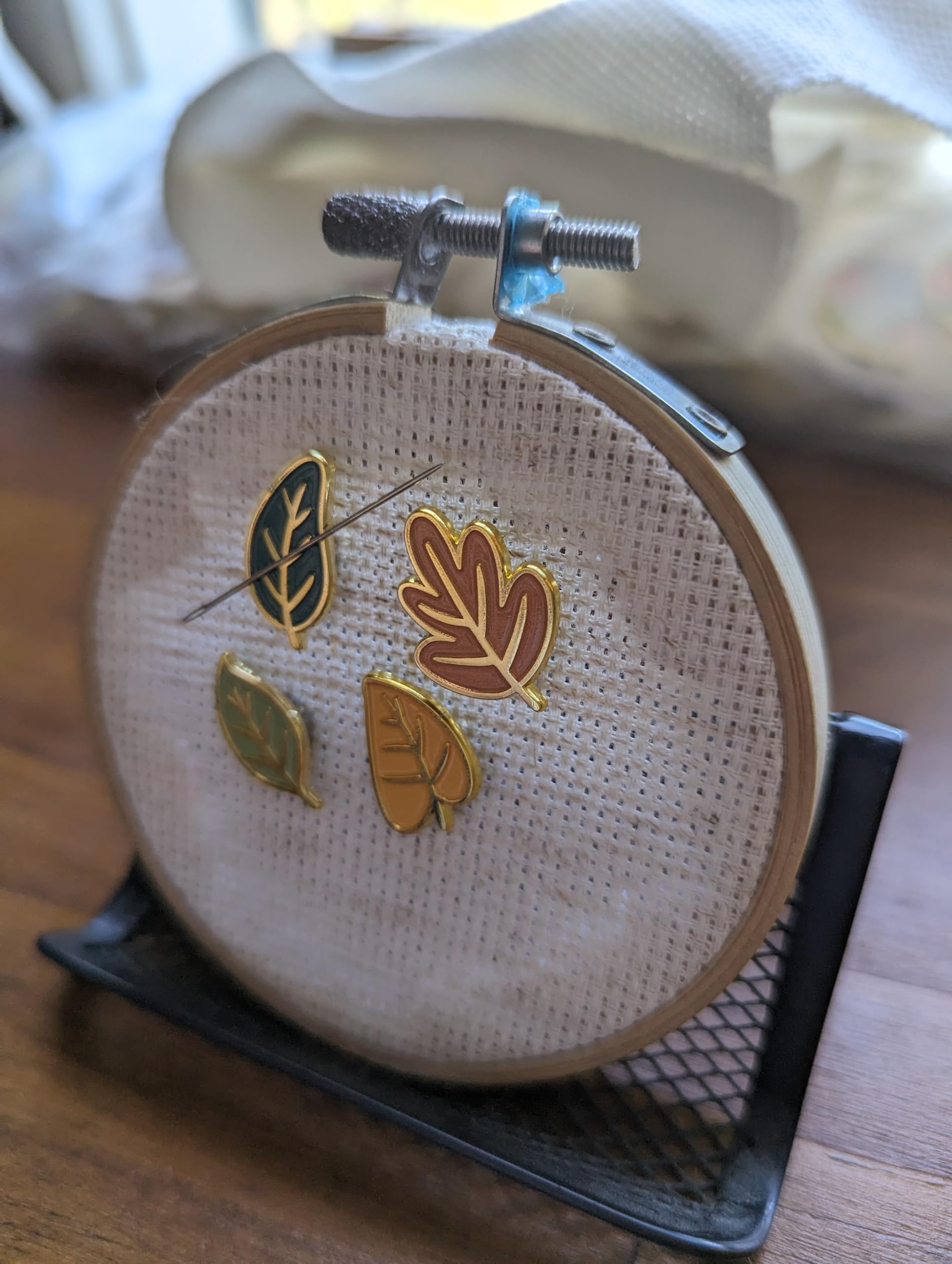 Back magnet holding needle to fabric detail