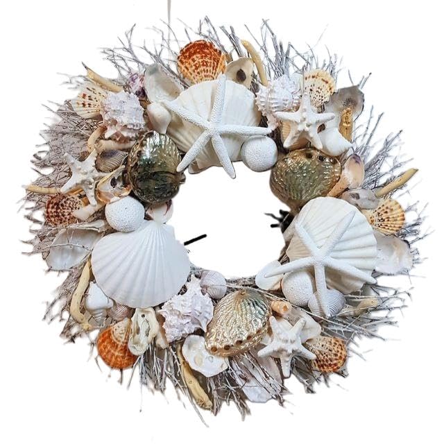 Finger starfish and sea urchins accents on wreath