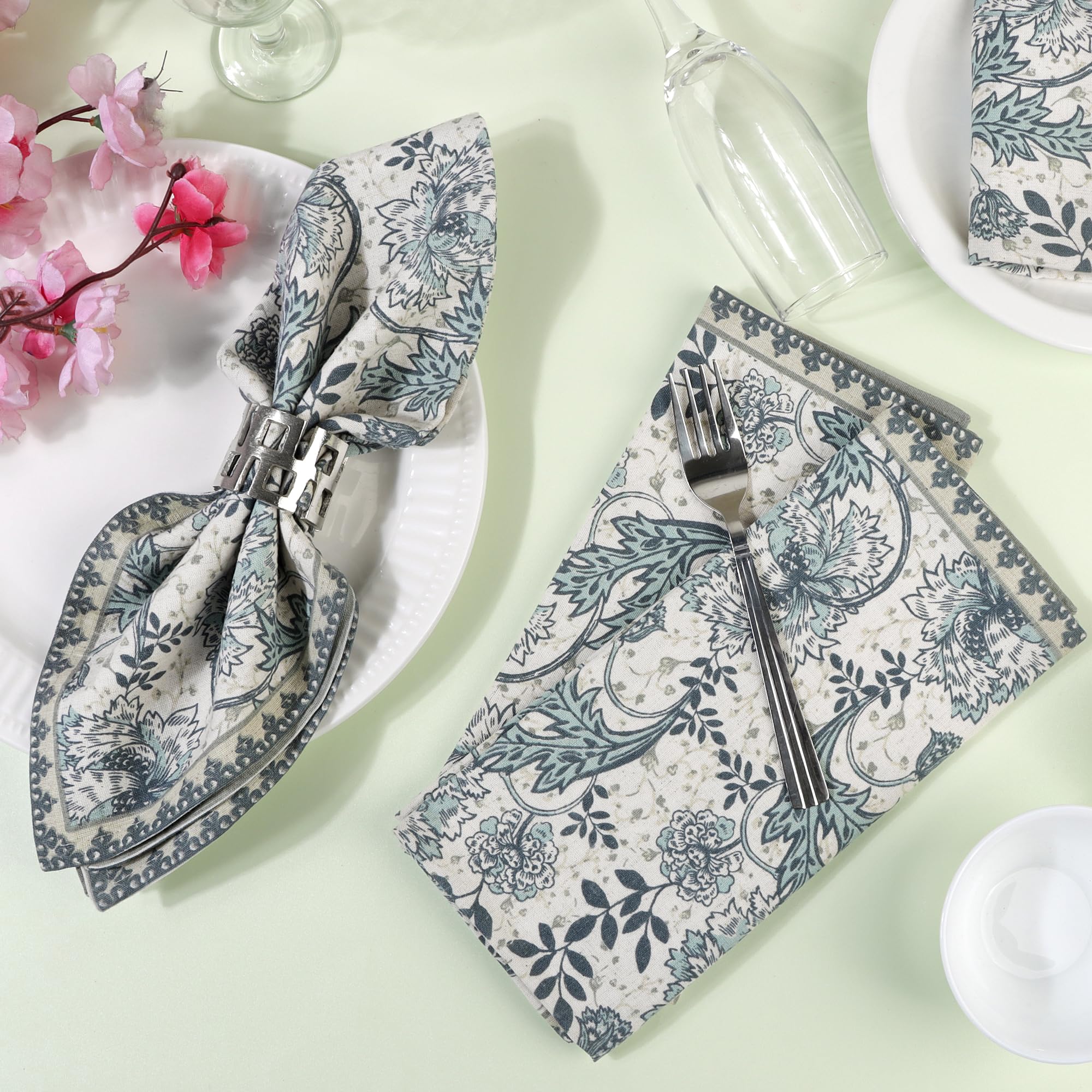 Set of 12 FingerCraft dining napkins for table use