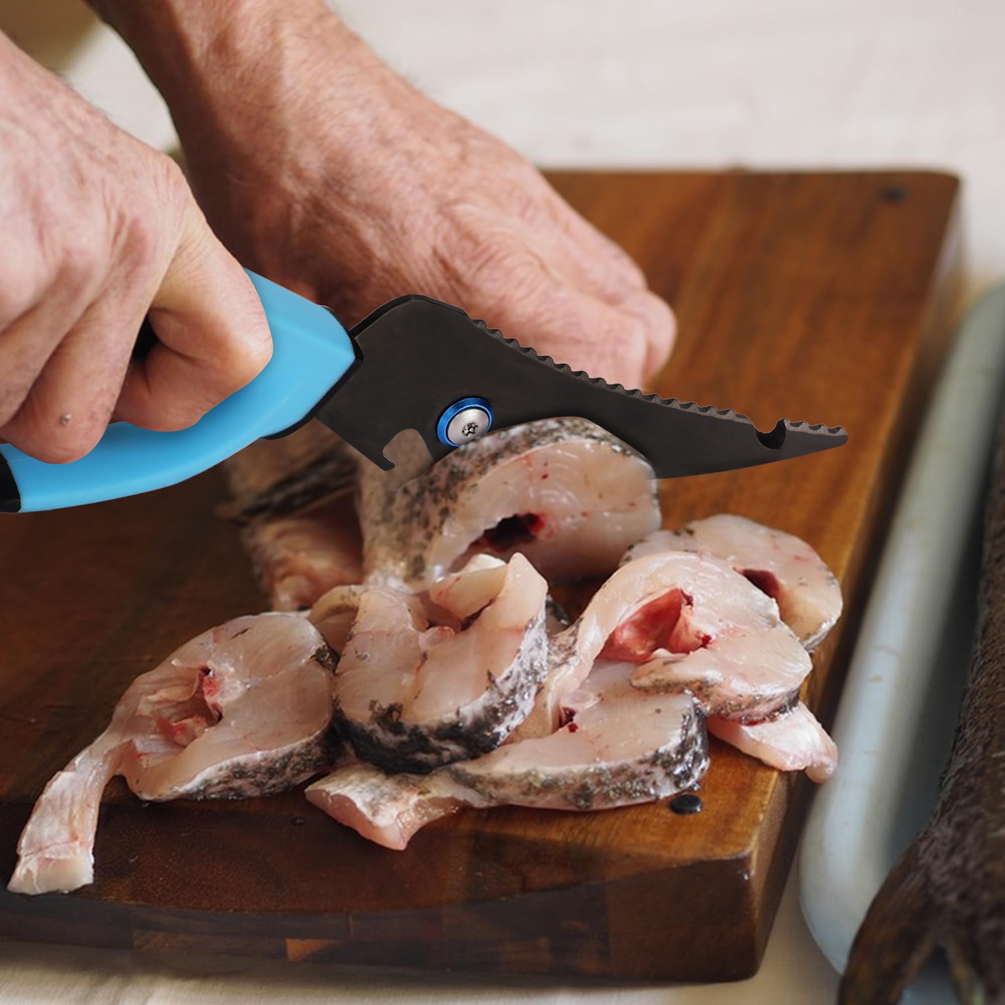 Compact FLISSA fishing scissors with protective sheath