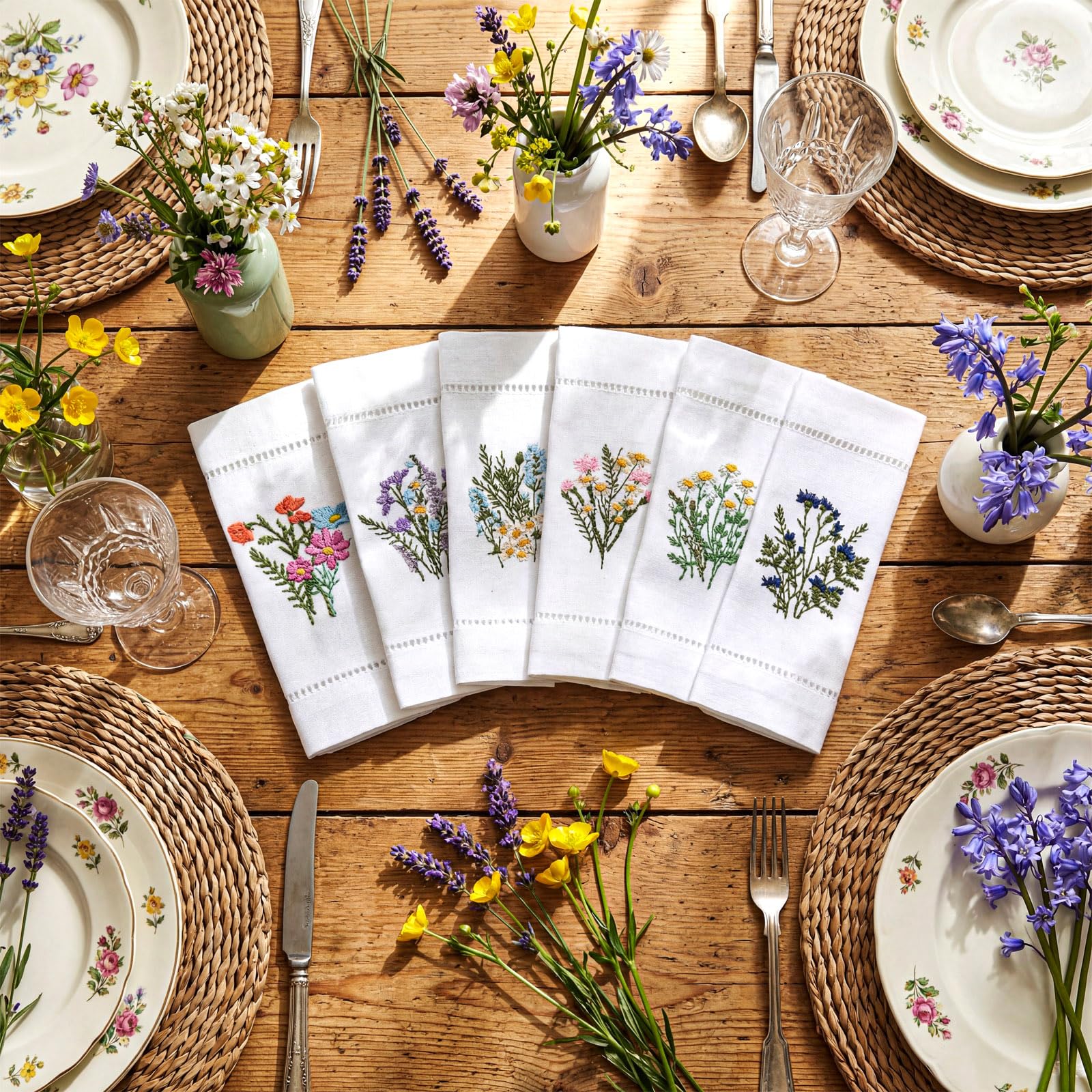 Gift-ready napkins with floral design and cotton texture