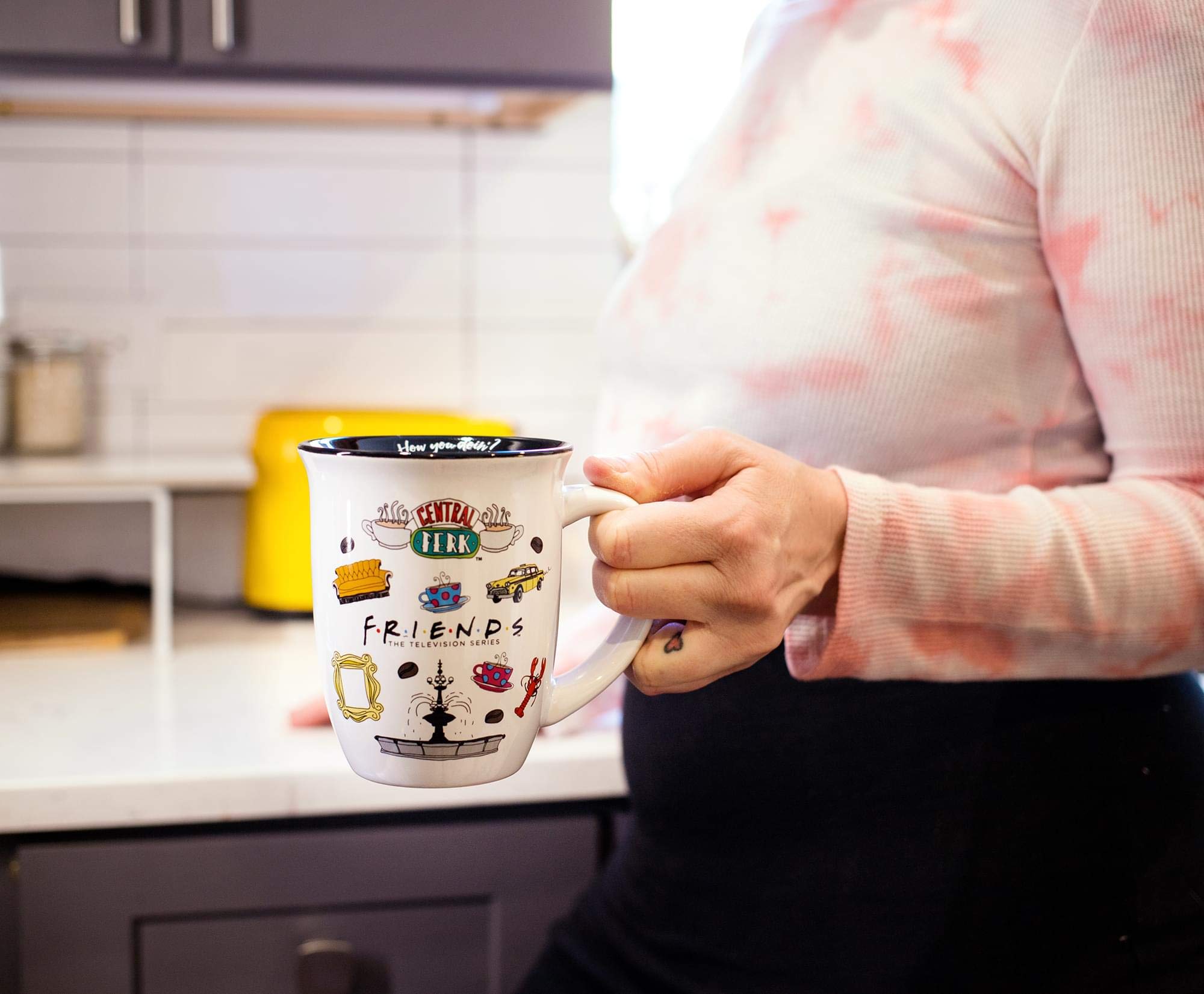 Wide rim mug with easy grip handle