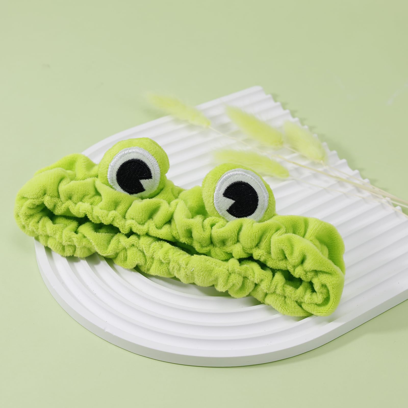 Frog-pattern socks included in gift set