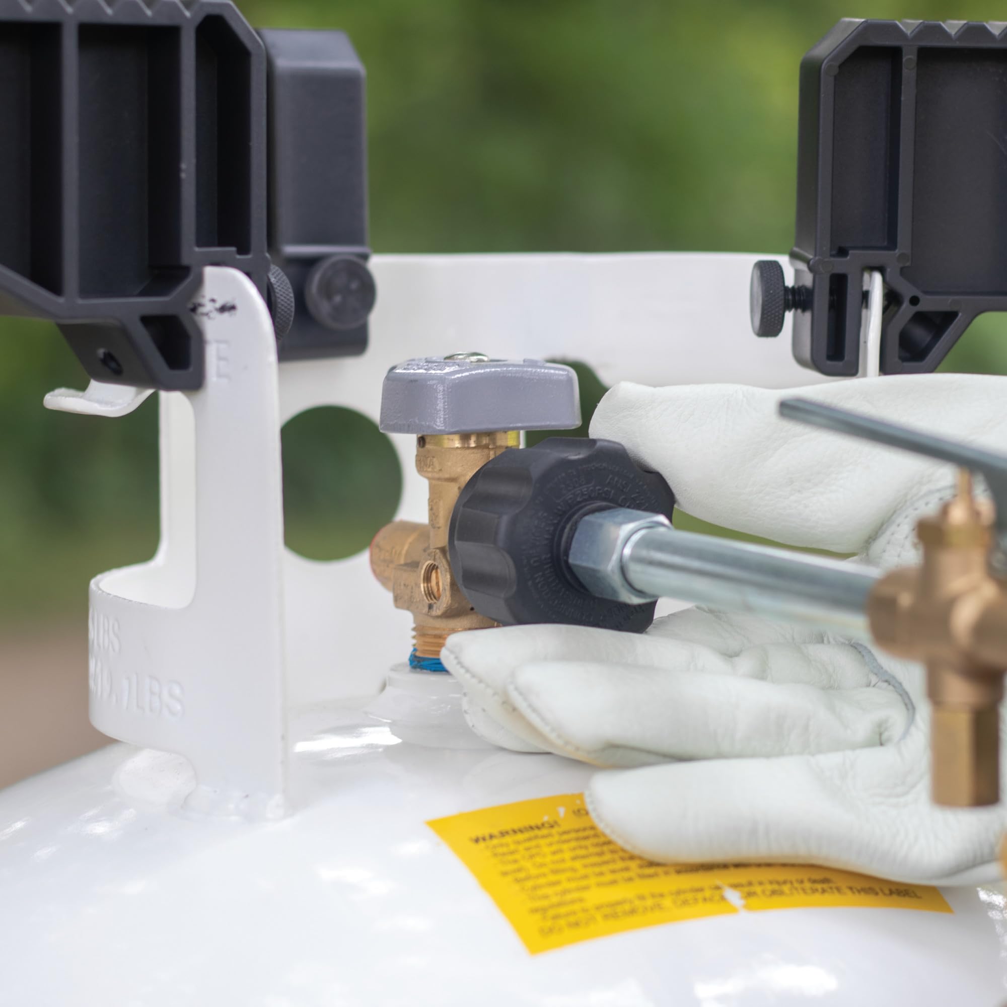 Tool-free refill feature of Fuel Keg refill kit