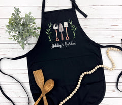 Garden apron with two pockets and adjustable fit